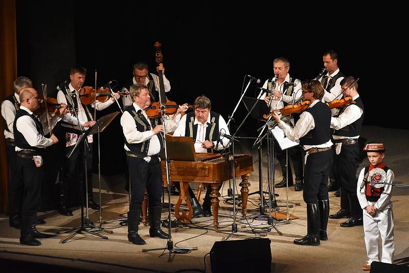 Už pošestnácté se v brodském Domě kultury konal v sobotu 17. listopadu pořad Legendy moravského folkloru. Na pódiu stanuly muzikantské rody Bruštíků, Málků, Škubalů a Petrů. Hostem večera byl rod Dudíků ze Slovenska.