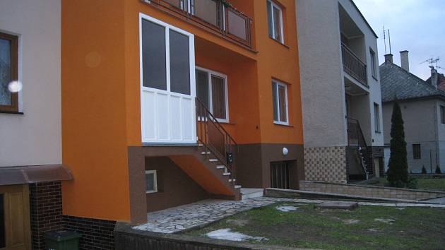 Oranžový dům stojí mezi domem Jaroslava Gajdy a Lubomíra Šudřicha, kterému kamery vadí.