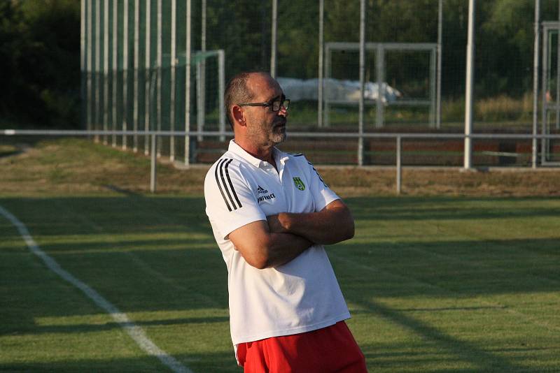 Fotbalisté Prakšic (modrožluté dresy) v I. kole krajského poháru Zlínska podlehli favorizované Nivnici 0:3.