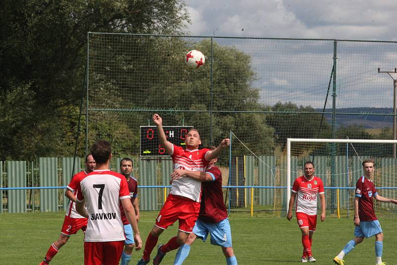 Fotbalisté Slavkova (bíločervené dresy) na úvod nové sezony zdolali Velký Ořechov 1:0.