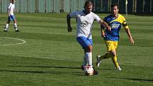 Fotbalisté Slavkova (modré dresy) v 7. kole I.B třídy přehráli oslabený Tlumačov 3:0.