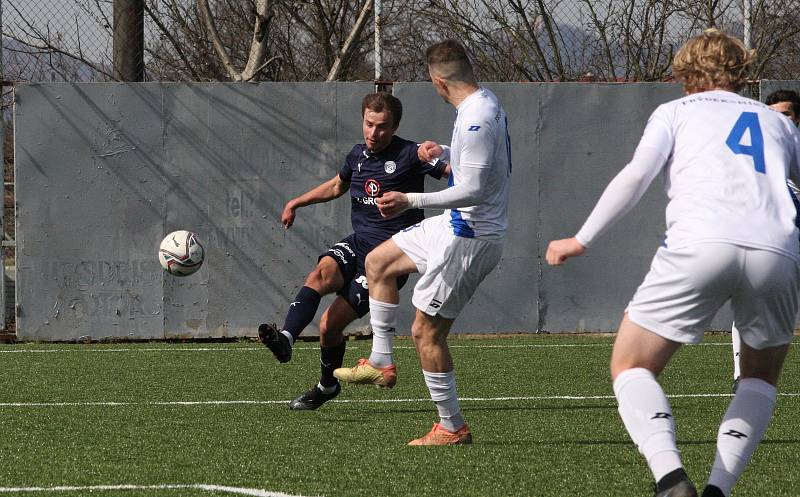 Fotbalisté Slovácka B (modré dresy) ve 20. kole MSFL přehrály Frýdek-Místek 5:1.