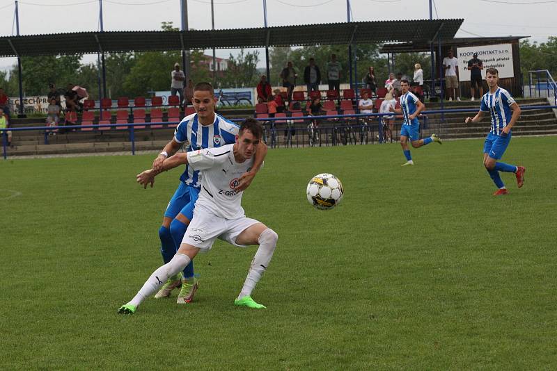 Fotbalisté Slovácka B (bílé dresy) ve 4. kole MSFL deklasovali Vítkovice 6:0.