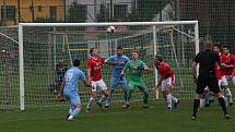 Fotbalisté Uherského Brodu (červené dresy) v 9. kole MSFL remizovali se Slováckem B 0:0.