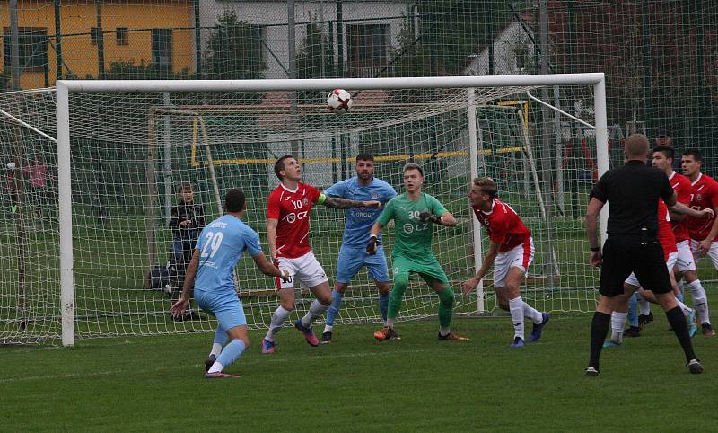 Fotbalisté Uherského Brodu (červené dresy) v 9. kole MSFL remizovali se Slováckem B 0:0.