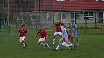 Fotbalisté Uherského Brodu (červené dresy) v 9. kole MSFL remizovali se Slováckem B 0:0.