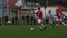 Fotbalisté Uherského Brodu (červené dresy) v 9. kole MSFL remizovali se Slováckem B 0:0.