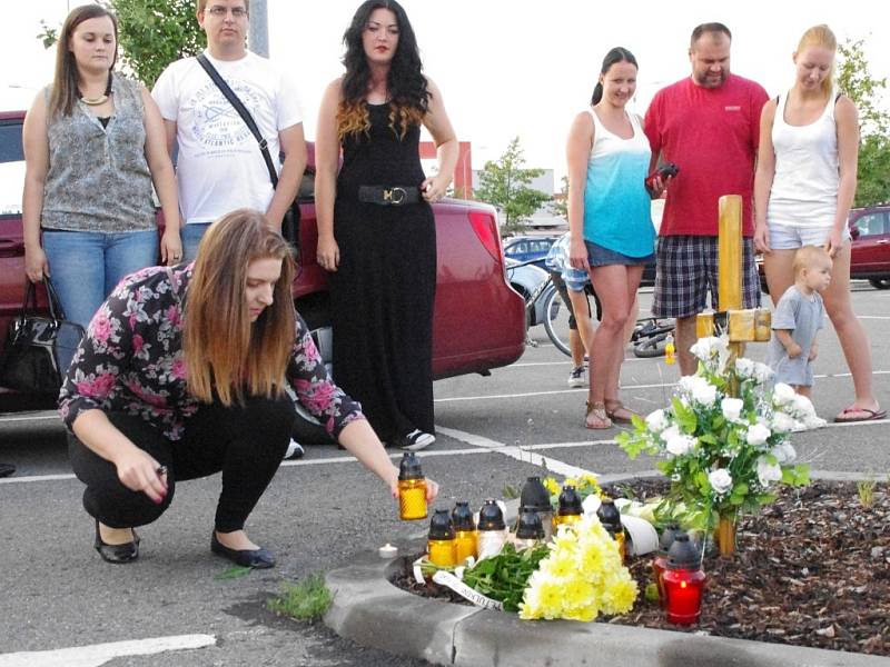 Vzpomínkové setkání na Petra Halušku na parkovišti u Kauflandu v Uherském Hradišti v den výročí jeho smrti před čtyřmi lety.