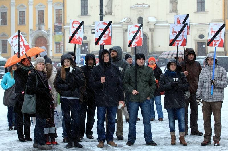 Demonstrace proti KSČM ve vedení Zlínského kraje na náměstí v Uherském Hradišti.