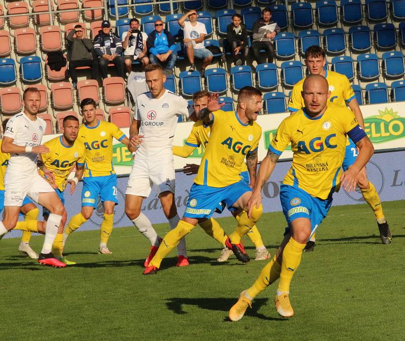 Fotbalisté Slovácko (v bílých dresech) v sobotním odpoledním zápase porazili Teplice 3:2.