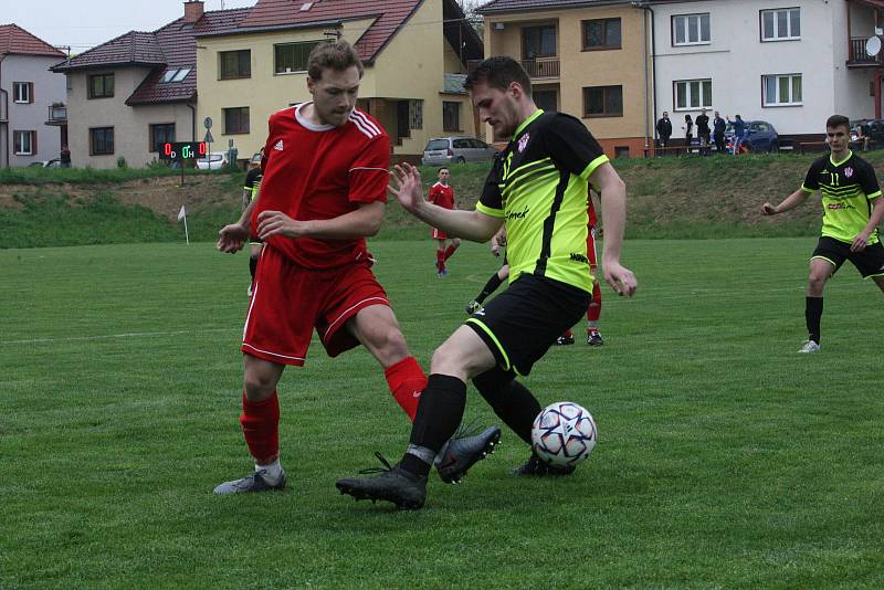 Fotbalisté Jalubí (žlutočerné dresy) v semifinále Poháru OFS Jarošovský pivovar zdolali Nedakonice 3:0.