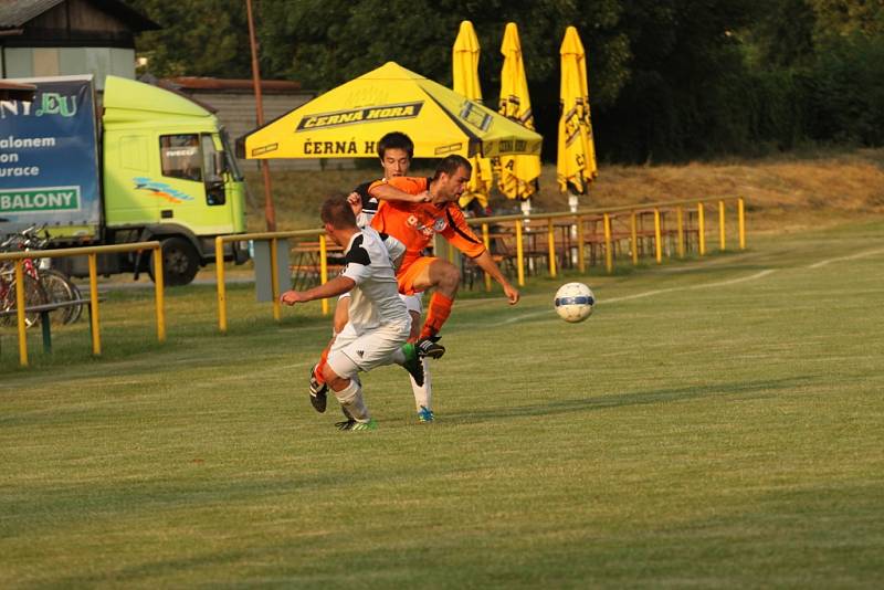 Předkolo poháru KFS. Ostrožská Lhota - Březolupy 2:0 (0:0) (Lhota v oranžovém).