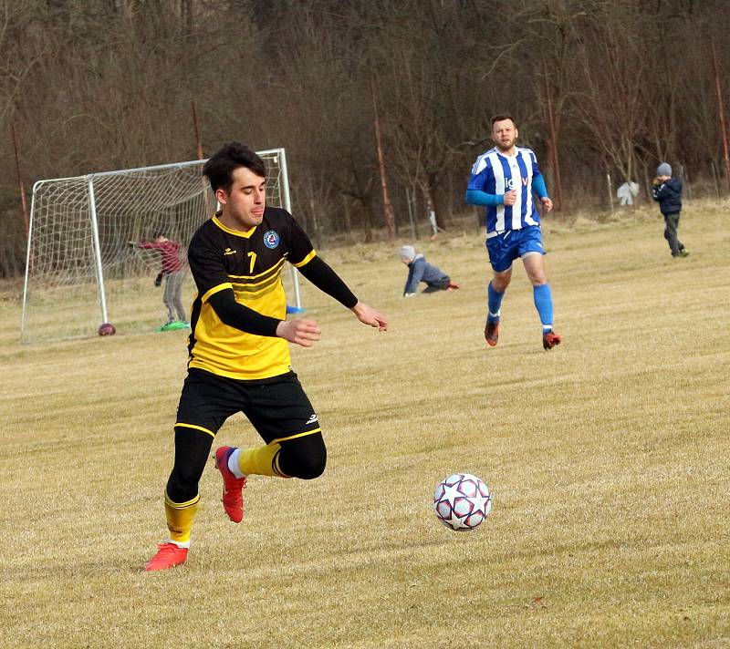 Fotbalisté Ostrožské Lhoty (žlutočerné dresy) ve čtvrtfinále Poháru OFS Uherské Hradiště podlehli Hluku B 1:2.