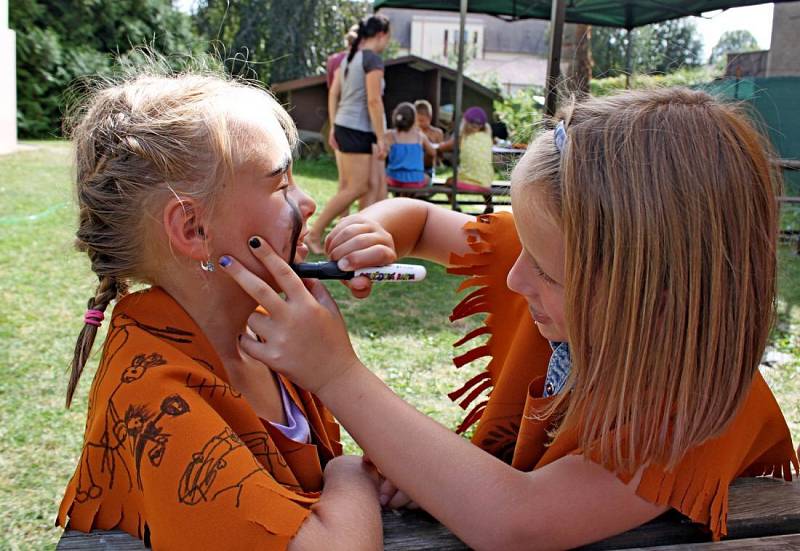 Malí indiáni osídlili hradišťskou Zahradu lišky Bystroušky