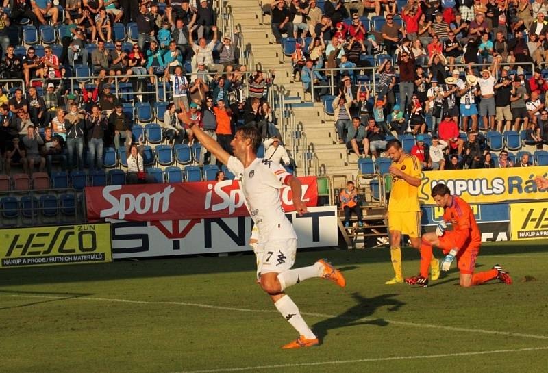 Libor Došek slaví gól na 2:0.