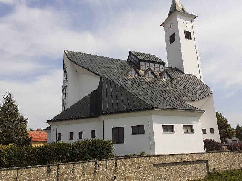 V Suché Lozi oslavili 20. výročí posvěcení kostela sv. Ludmily (na snímku)