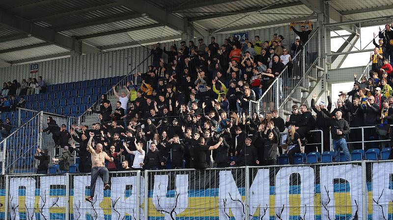 Fotbalisté Slovácka ve 24. kole FORTUNA:LIGY hostili sousední Zlín. Fanoušci FC Trinity Zlín na sebe několikrát nevhodně upozornili. Pyrotechnika byla v permanenci.