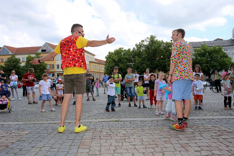 Magic festival 2018 v Uherském Hradišti. Kouzelné náměstí na Masarykově náměstí. Kouzelník Mišuge a Maxi (vlevo)