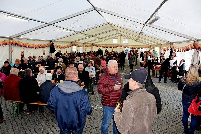 V Hradišti požehnali Svatomartinským vínům. Svatý Martin přijel na Masarykovo náměstí na koni a podělil se o svůj plášť  se žebrákem...