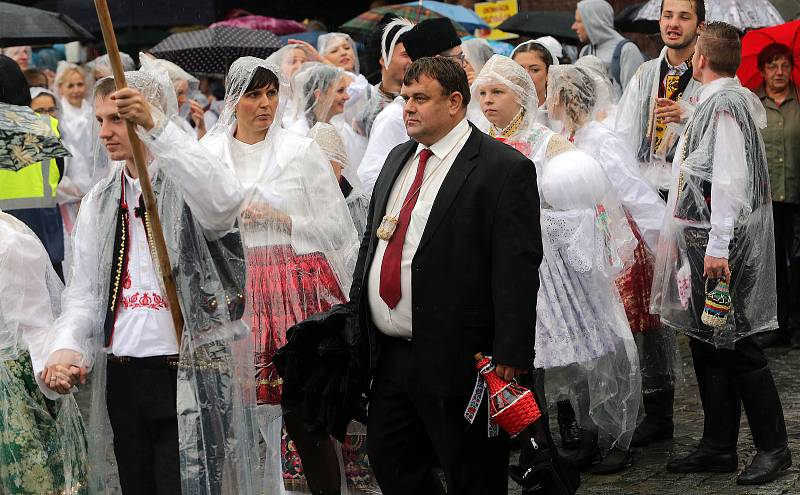 Tradičnímu defilé na Masarykově náměstí nepřálo počasí.