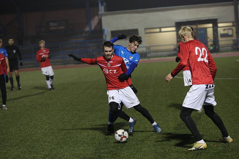 Fotbalisté Uherského Brodu (červené dresy) v přípravném zápase podlehli dorostu Baníku Ostrava 0:7.