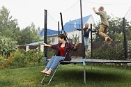 Zranění na trampolíně se řadí k tradičním letním úrazům především u dětí. Ilustrační foto.
