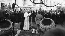 Papež Jan Pavel II. sadí 22. dubna 1990 lípu na zahradě někdejšího velehradského kláštera.