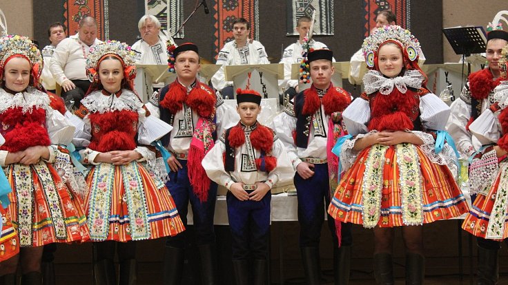Představení krále Filipa Šobáně a jeho družiny z ročníku 2005 na krojovém plese ve velkém sále Klubu sportu a kultury ve Vlčnově.