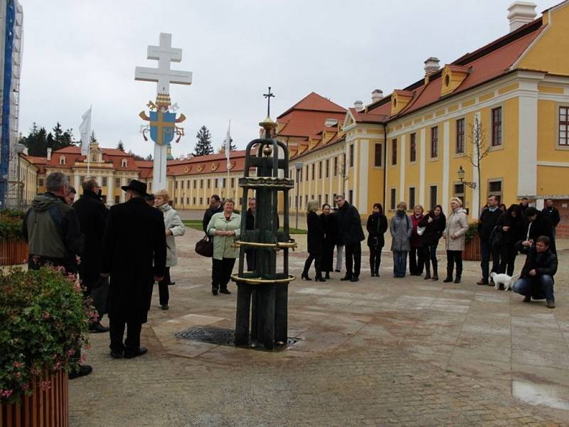 Zbrusu nové pítko, kterým poutní areál obdarovala dodavatelská firma stavebních prací, obdivovali účastníci slavnostního aktu.