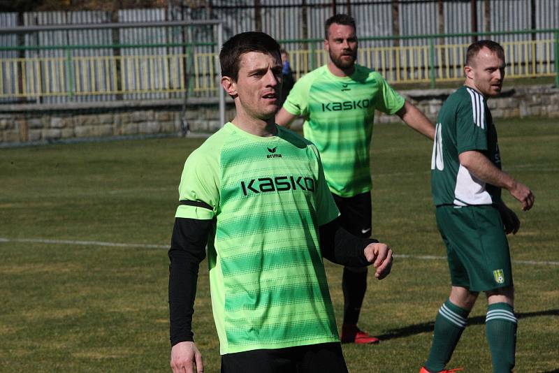 Derby fotbalistů Dolního Němčí (světle zelené dresy) s Nivnicí skončil v I. A třídě nerozhodně 2:2.