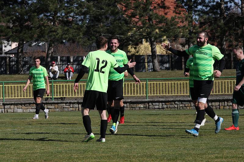 Derby fotbalistů Dolního Němčí (světle zelené dresy) s Nivnicí skončil v I. A třídě nerozhodně 2:2.