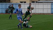 Fotbalisté Hluku (modré dresy) zakončili podzimní část sezony domácí výhrou nad Nivnicí 3:1.