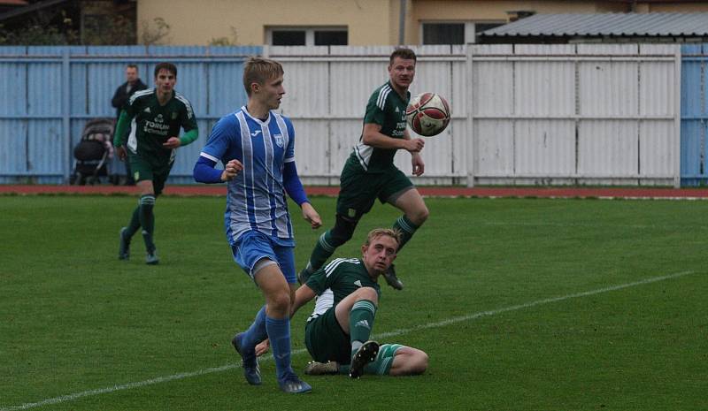 Fotbalisté Hluku (modré dresy) zakončili podzimní část sezony domácí výhrou nad Nivnicí 3:1.