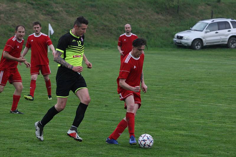 Fotbalisté Jalubí (žlutočerné dresy) v semifinále Poháru OFS Jarošovský pivovar zdolali Nedakonice 3:0.