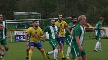 Fotbalisté Starého Města (žluté dresy) v 11. kole I. B třídy skupiny C deklasovali domácí Ostrožskou Novou Ves 8:1.