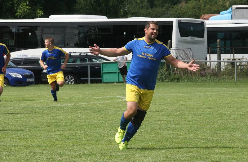 Fotbalisté Prakšic (modré dresy) vstoupili do nové sezony domácí výhrou nad Babicemi 1:0.