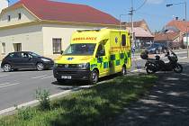 Nehoda v Uherském Ostrohu, řidič skútru skončil po srážce s osobním autem v nemocnici