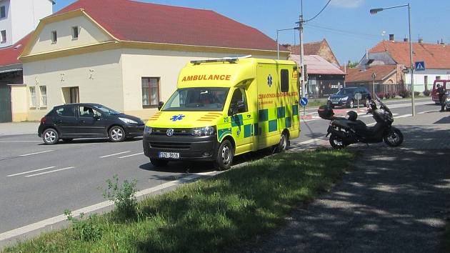 Nehoda v Uherském Ostrohu, řidič skútru skončil po srážce s osobním autem v nemocnici