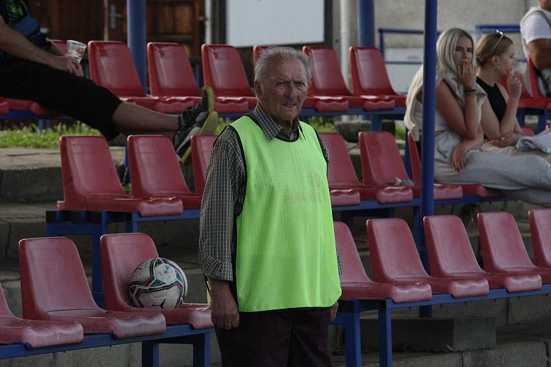 Fotbalisté Slovácka B (bílé dresy) v páteční předehrávce 32. kola MSFL remizovali na hřišti v Kunovicích s juniorkou Ostravy 2:2.