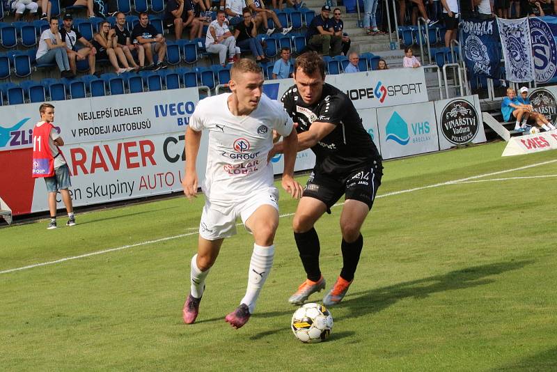 Fotbalisté Slovácka (bílé dresy) v neděli doma přivítali Hradec Králové.