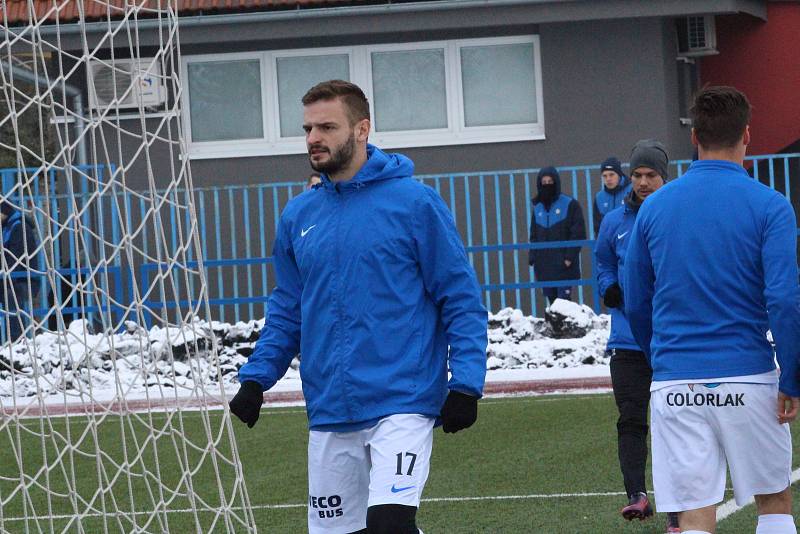 Fotbalisté Slovácka (v bílých dresech) na umělé trávě v Uherském Brodě přehráli druholigové Vítkovice 4:0. Foto: Deník/Stanislav Dufka