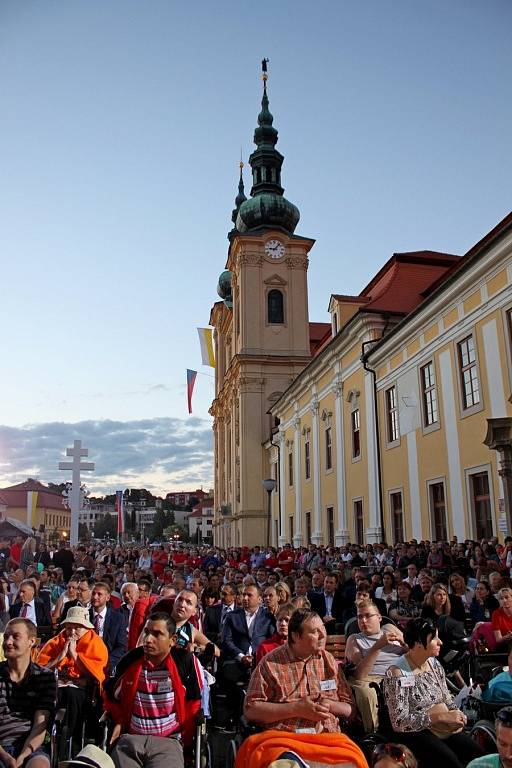 KONCERT. V průběhu Večera lidí dobré vůle vládla na západním nádvoří před velehradskou bazilikou nádherná, upřímná a pravdivá atmosféra.