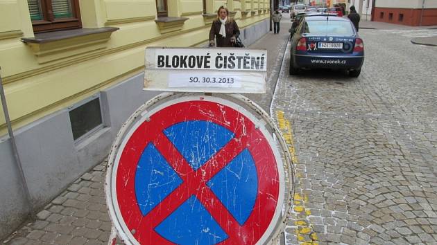 Za špatné parkování při blokovém čištění rozdávají strážníci vysoké pokuty  - Slovácký deník