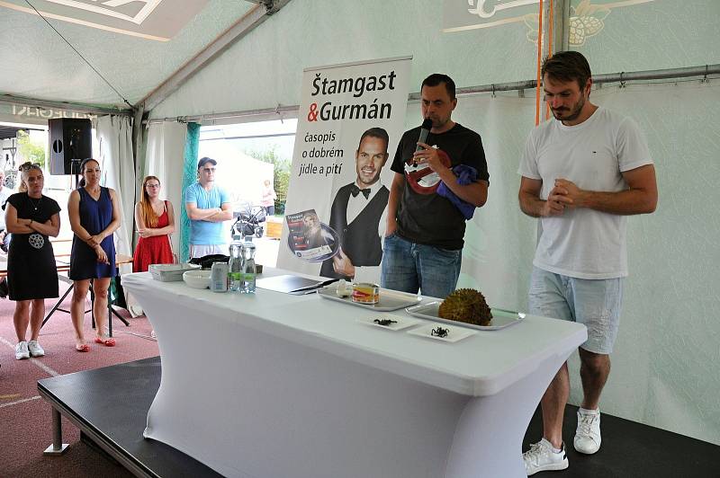 Maxijedlík Jaroslav Němec z Bystrého u Poličky (v černém tričku) se připravuje na svou exhibici na gastrofestivalu v Kunovicích na Uherskohradišťsku; neděle 9. srpna 2020