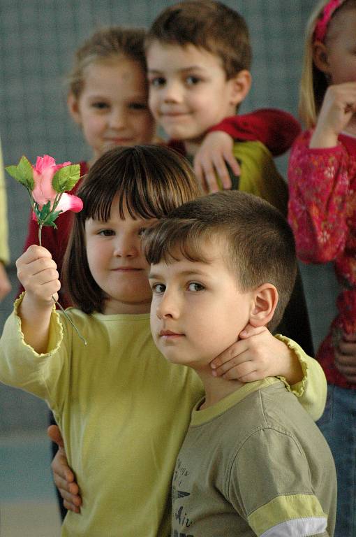 Děti z kunovické mateřské školy nacvičovaly polonézu.
