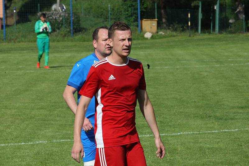 Fotbalisté Ořechova (modré dresy) ve 23. kole I. B třídy skupiny C doma rozstříleli poslední Uherský Ostroh 8:0.