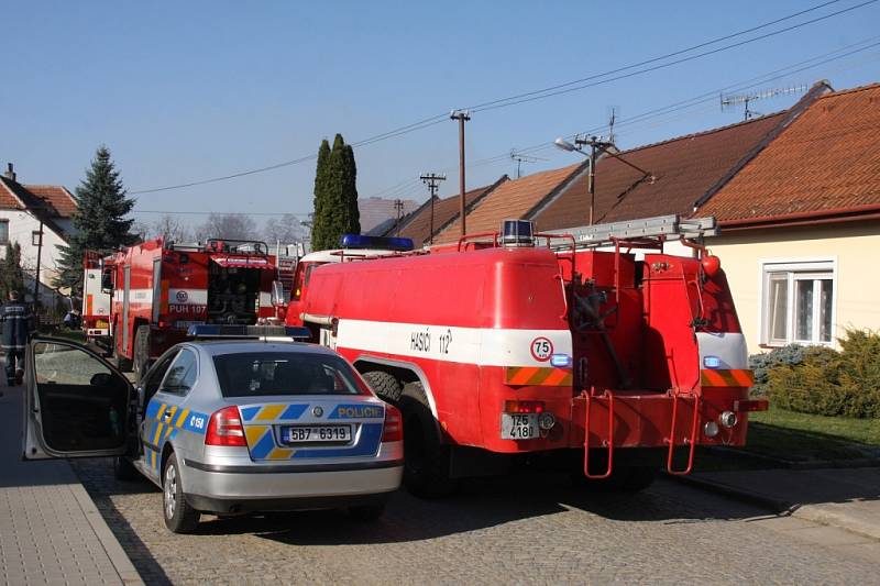 V Kostelanech nad Moravou v sobotu 1. dubna zachvátil požár rodinný dům. Oheň zdevastoval celou střechu domu.