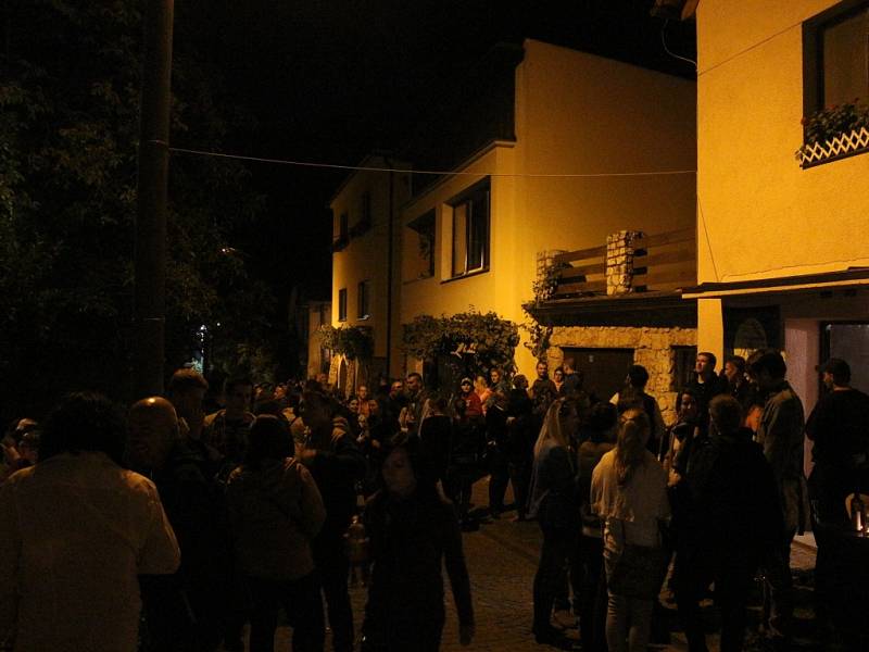 Slavnosti vína 2015 – noční atmosféra Vinohradské ulice v Uherském Hradišti.