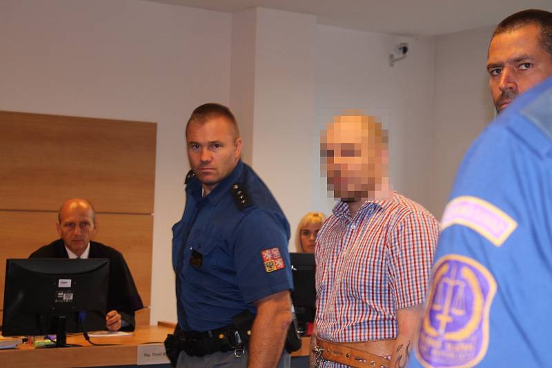 Obžalovaný si u krajského soudu ve Zlíně vyslechl obžalobu z vraždy tříleté dcery a pokusu vraždy pětiletého syna.