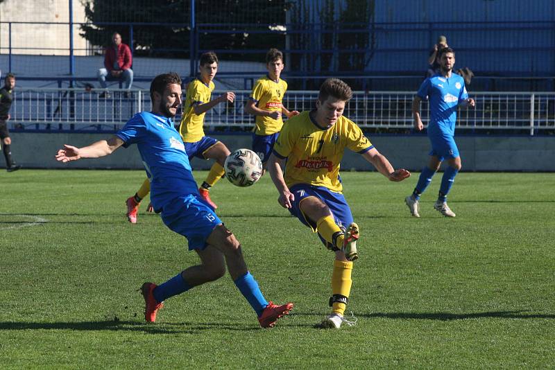 Sobotní utkání na Širůchu, kde se utkali fotbalisté domácího Starého Města (žluté dresy) s Ořechovem, skončil remízou 2:2.